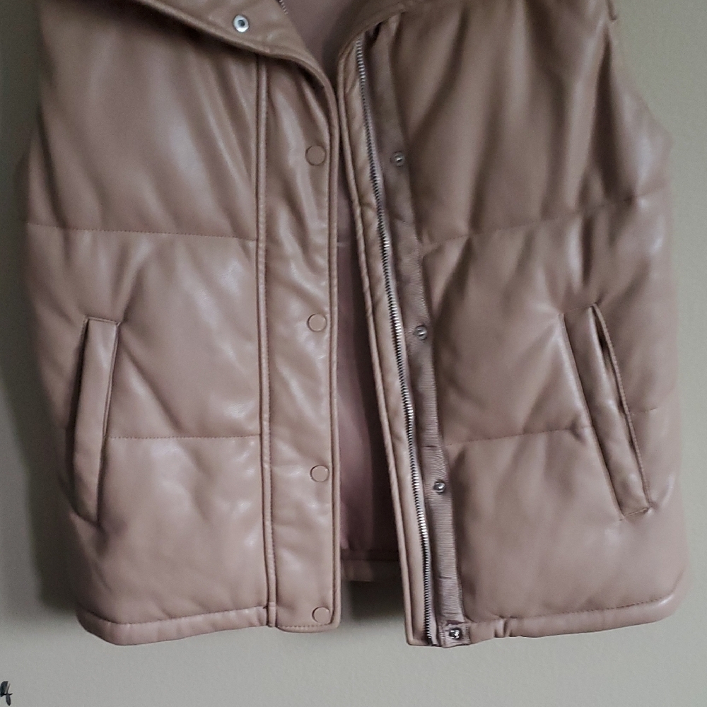 Abercrombie & Fitch Women's Tan Puffer Vest - Picture 6 of 7